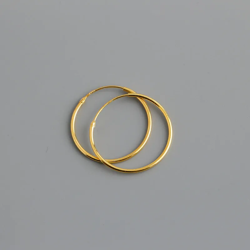 CLASSIC GOLD HOOP EARRINGS