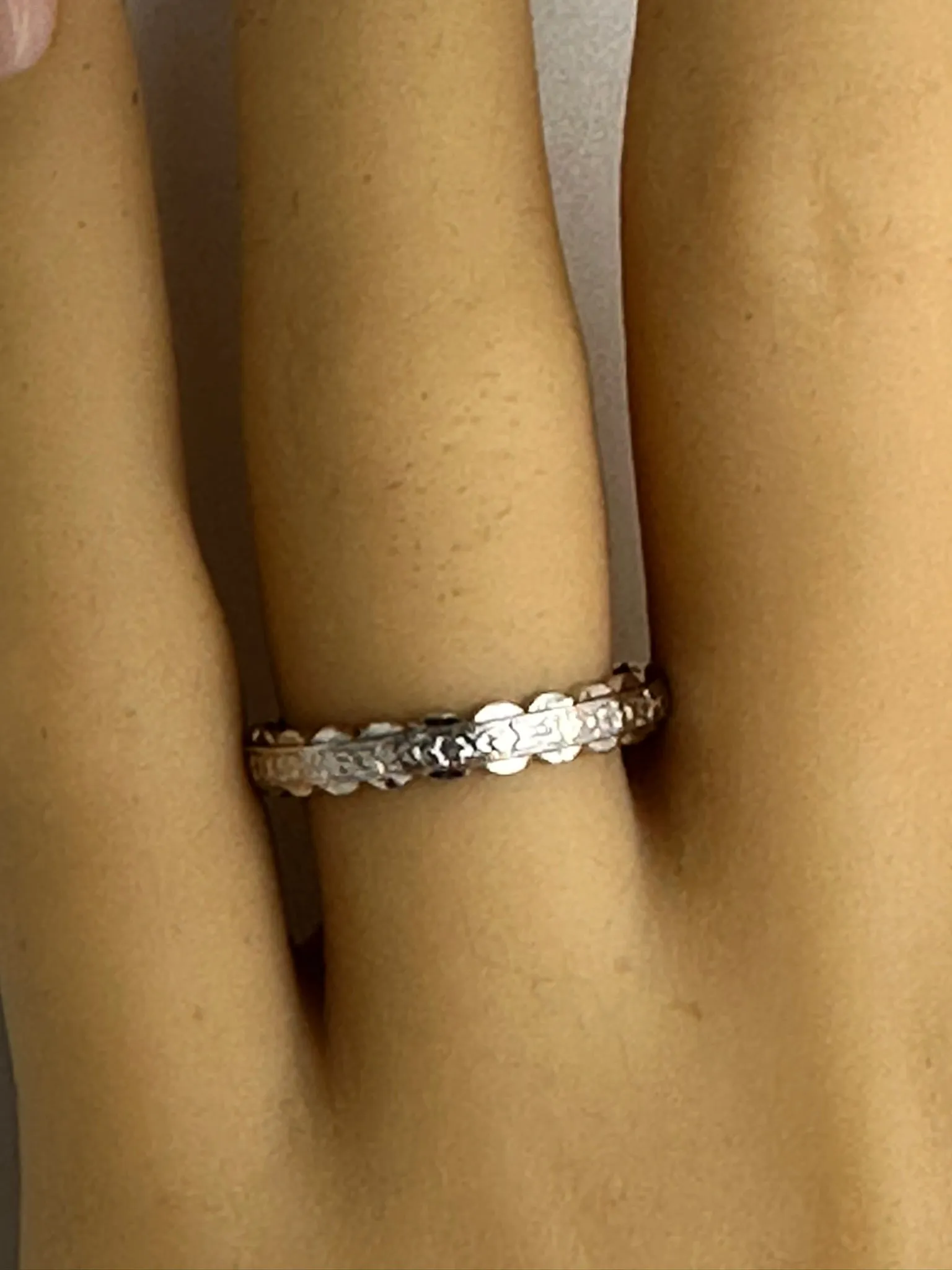 Exquisite 18ct White Gold Patterned Wedder